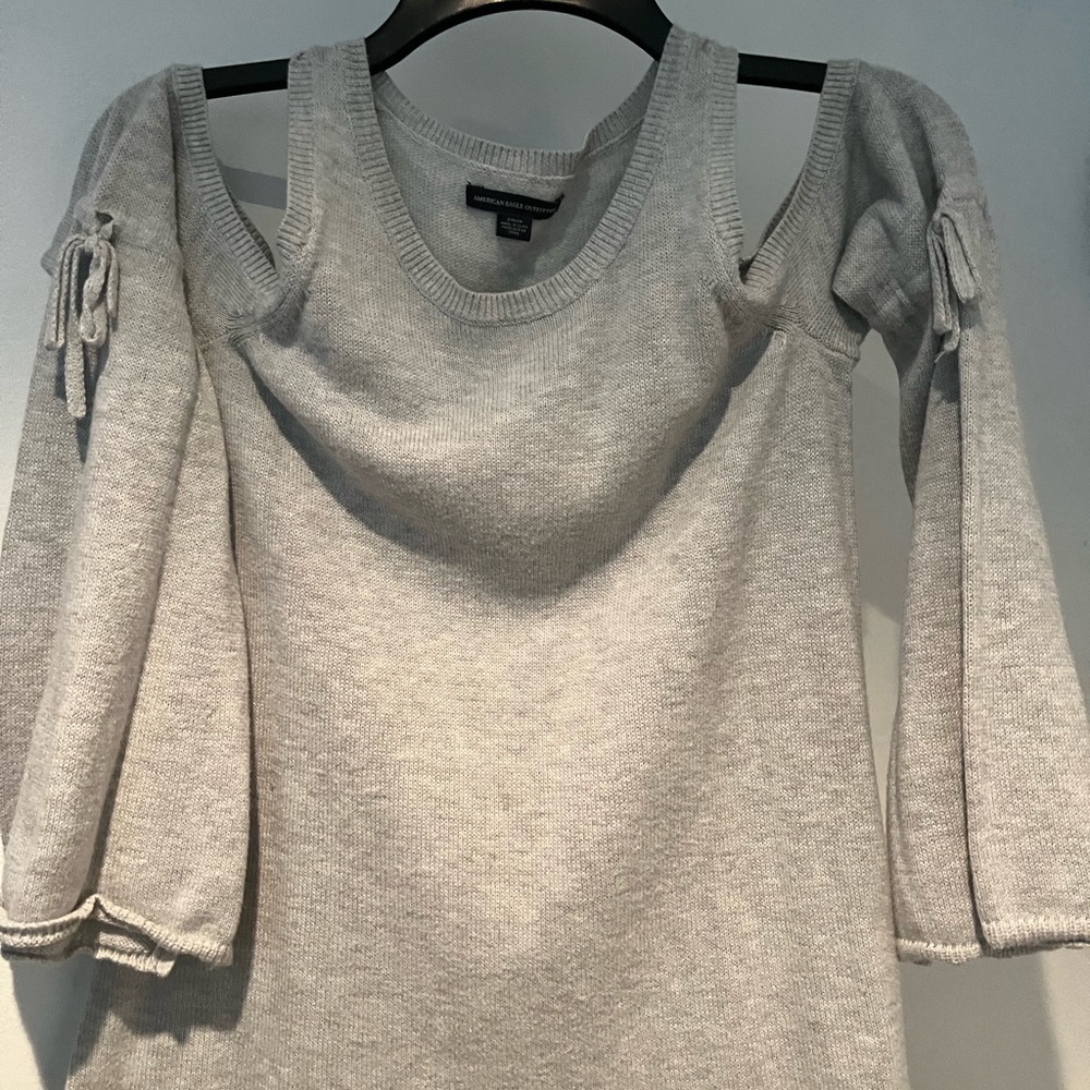 Women’s Light Tan bare shoulder AEO Sweater w/ sleeves